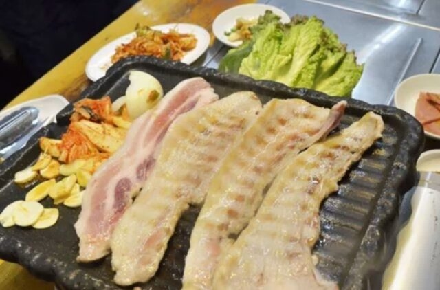 삼겹살 먹을 때 “이것” 뿌려서 먹으면 앞으로 쌈장 찍을일은 사라집니다.