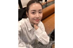 이게 정말 기본템이라고?” 강소라가 화이트 셔츠 한 장으로 완성한 명품룩