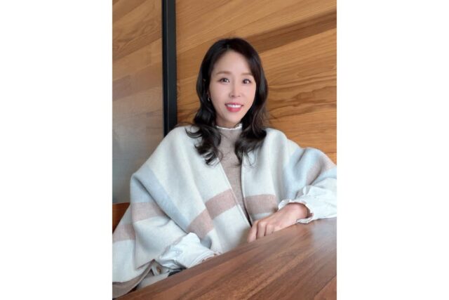 “색감 매치만으로 아우라 폭발” 신지가 선보인 따뜻한 감성 겨울룩