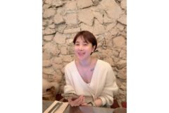 “원조 패션 아이콘의 귀환” 서인영이 선택한 우아함 가득한 화이트 니트룩