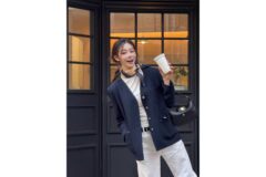 “커피 한 잔도 화보가 되네요” 이시안이 보여준 고급스러운 트위드 재킷룩