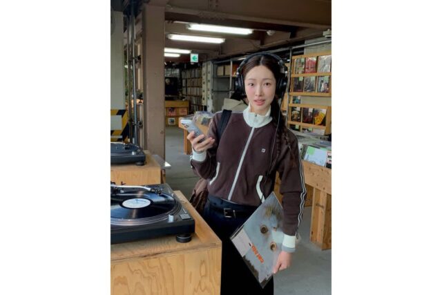 “LP판보다 눈길 가는 스타일” 차정원이 보여준 감각적인 레코드숍룩
