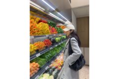 “마트 나들이도 영화처럼” 채서진이 보여준 내추럴한 그레이 코트룩