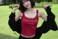 레드벨벳 조이 일상룩 느낌, 후드집업+블랙 빅백 코디 포인트