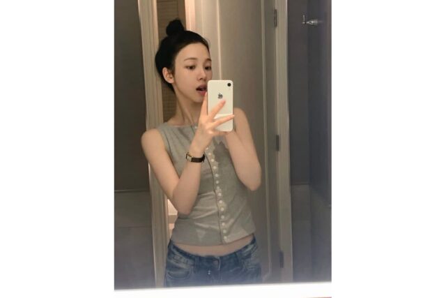 카리나 데일리룩이 예뻐 보이는 포인트 2개(민소매+시계)
