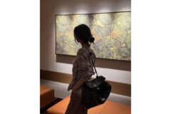 “체크 셔츠 하나로 완성한 여신 비주얼” 유나의 내추럴하고 힙한 데일리룩