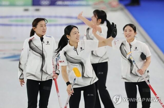 [2026 밀라노] 여자 컬링, 1위 스웨덴 7엔드 만에 완파…4강 자력 진출 눈앞