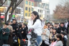 송하예, 연남동서 깜짝 버스킹… 월드비전과 나눔 공연
