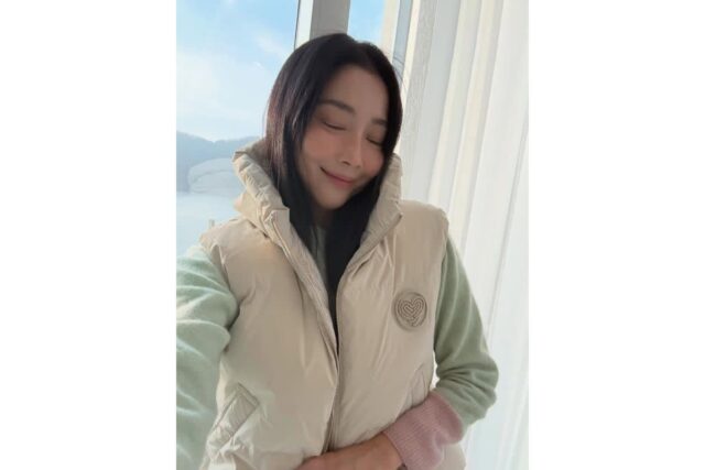 “겨울철 편안함과 멋을 동시에 잡은” 오윤아의 화사한 데일리