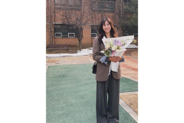 “졸업식 학부모 복장의 정석” 장신영의 단정하고 품격 있는 옷맵시