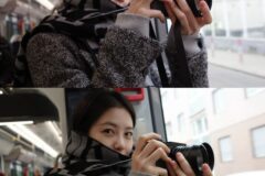“두꺼운 목도리로 완성한 포근함” 신예은의 센스가 돋보이는 겨울 여행룩