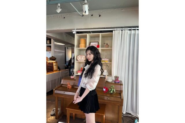“인형이 살아 움직이는 듯한 비주얼” 유라가 보여준 사랑스러운 오피스룩