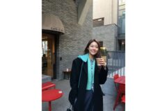 “커피 한 잔의 여유 속 빛나는 미모” 설현이 보여준 감각적인 겨울 데일리룩