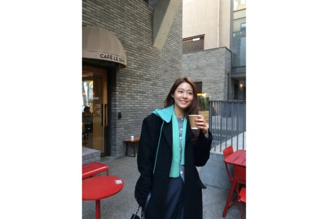 “커피 한 잔의 여유 속 빛나는 미모” 설현이 보여준 감각적인 겨울 데일리룩