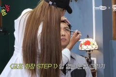박명수에게 교포 메이크업 시켜주는 제시