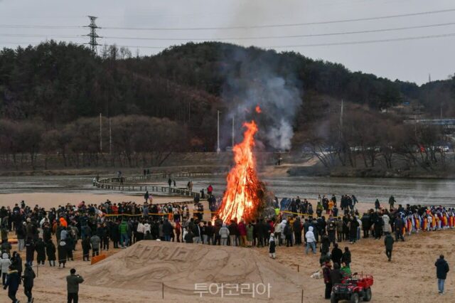 정월대보름날, 전국 곳곳은 축제장… 달집태우기·쥐불놀이·전통놀이 재미 가득