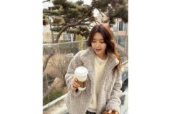 “커피 한 잔과 어우러지는 여유” 채정안만의 독보적인 아우라 느껴지는 데일리룩