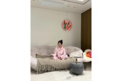“집 안에서도 잃지 않는 귀여움” 강혜원의 센스 넘치는 실내 파자마룩