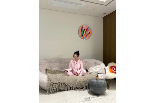 “집 안에서도 잃지 않는 귀여움” 강혜원의 센스 넘치는 실내 파자마룩
