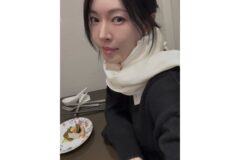 “단정한 올림머리와 니트의 조화” 김소연이 선택한 우아한 데이트룩