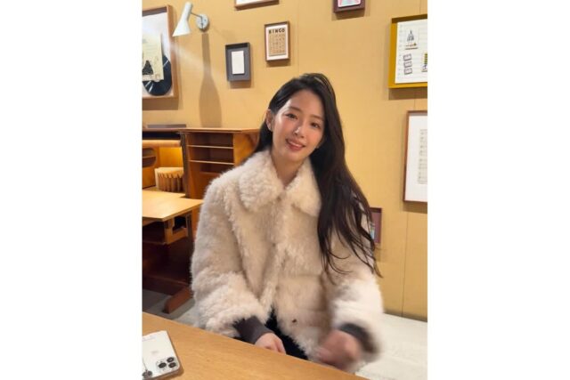 “포근한 질감이 살린 청순미” 이은재만의 독보적인 아우라 느껴지는 패션