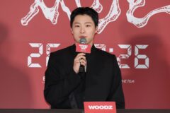 우즈, 첫 주연 영화 ‘슬라이드 스트럼 뮤트’ 26일 개봉… “정규 1집 세계관 확장”