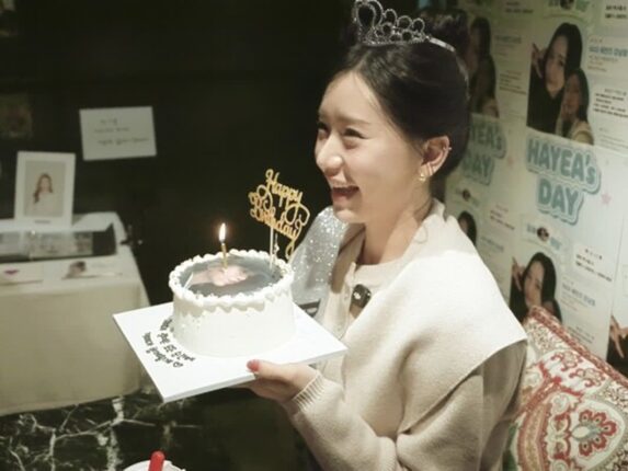 가수 송하예, 생일 카페 깜짝 방문…팬들과 특별한 만남