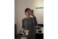 “회색 니트가 주는 편안한 우아함” 수지가 보여준 세련된 거울 셀카룩