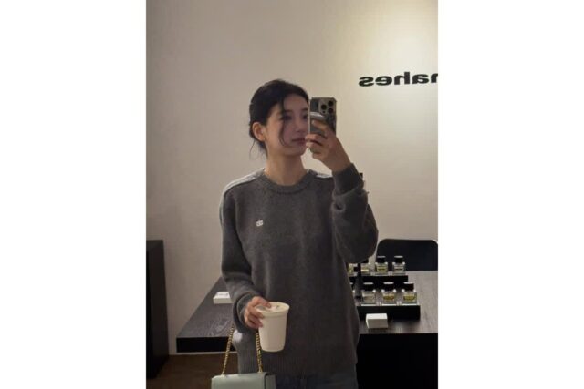 “회색 니트가 주는 편안한 우아함” 수지가 보여준 세련된 거울 셀카룩