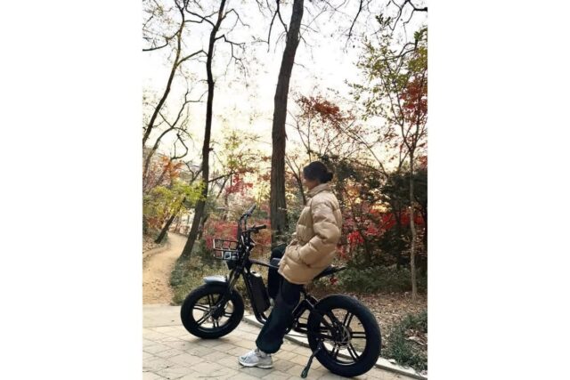 “자전거와 어우러진 자유로운 무드” 서예지만의 독보적인 아우라 느껴지는 패션