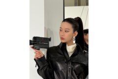“포니테일과 은빛 귀걸이의 세련된 조화” 문가영의 지적인 무드 느껴지는 화보룩