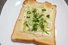 대파 볶지 마세요 “식빵”위에 올리면 셰프들도 놀란 신개념 요리가 됩니다.