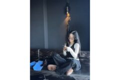 “안경 하나로 완성한 지적인 무드” 이솔이가 보여준 감각적인 카페 나들이룩
