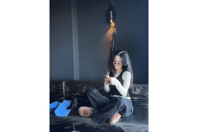“안경 하나로 완성한 지적인 무드” 이솔이가 보여준 감각적인 카페 나들이룩