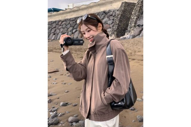 “갈색 재킷으로 완성한 차분한 무드” 신유은의 센스 넘치는 겨울 여행룩