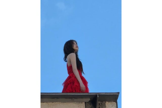 “푸른 하늘 아래 강렬한 레드 아우라” 츄가 보여준 매혹적인 드레스룩