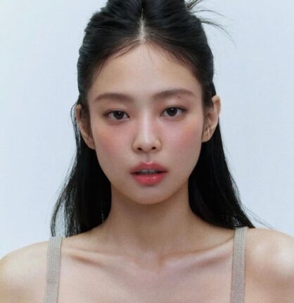“사진전 수익에 사비 1억까지”…30번째 생일 기념 통큰 기부한 연예인은?