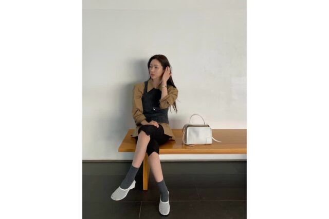 “클래식한 아이템으로 완성한 도회적 미학” 차정원의 독보적인 레이어드룩
