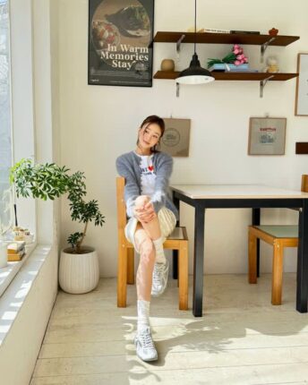 “포근한 회색 가디건과 실크 스커트의 만남” 손연재가 보여준 화사한 봄 패션