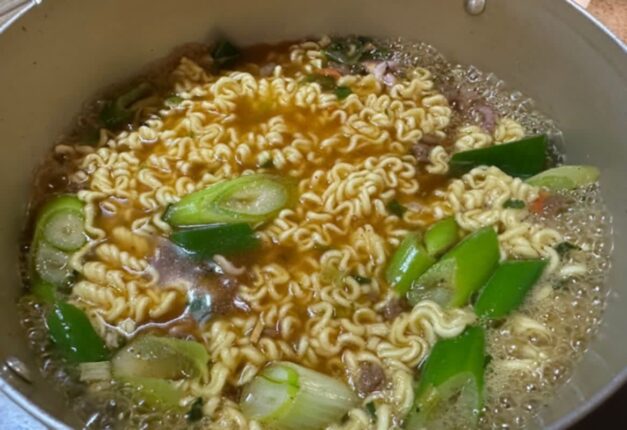 영양사들이 말한 “라면에 넣으면” 혈당스파이크를 막아주는 ‘이 음식’