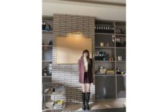 “고혹적인 와인빛 재킷의 매력” 이성경이 보여준 우아한 봄패