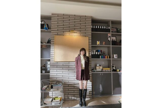 “고혹적인 와인빛 재킷의 매력” 이성경이 보여준 우아한 봄패