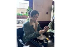 “데님과 시어링의 따뜻한 만남” 고윤정이 보여준 감각적인 캐주얼