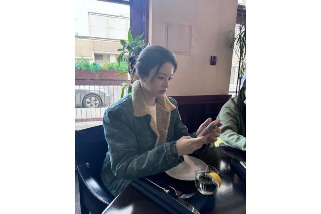 “데님과 시어링의 따뜻한 만남” 고윤정이 보여준 감각적인 캐주얼