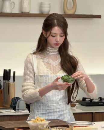 “에이프릴 룩도 화보처럼” 장원영만의 독보적인 아우라 느껴지는 코디