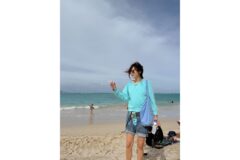 “에메랄드빛 바다와 닮은 민트색 맨투맨” 채정원이 보여준 청량한 비치룩