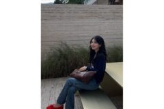“네이비 가디건과 레드 플랫슈즈의 강렬한 대비” 수지가 보여준 세련된 데일리룩