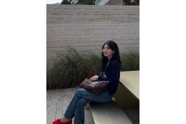 “네이비 가디건과 레드 플랫슈즈의 강렬한 대비” 수지가 보여준 세련된 데일리룩