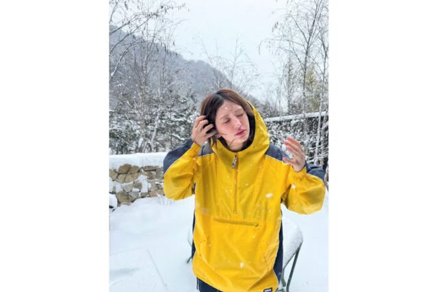 “설원 위를 밝히는 노란색 아노락” 전소미가 보여준 에너제틱한 겨울룩
