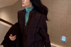 “민트색 터틀넥으로 완성한 화사한 레이어드” 박하선이 보여준 우아한 코트룩